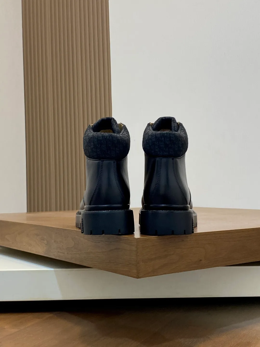 💰860 Dio* — Dior's 2024 autumn and winter luxury men's mid-top short boots, purely handmade, both inside and outside are imported first-layer cowhide, high-end quality and exquisite craftsmanship. Original TPU combination outsole. Wear a noble gentleman's taste. The best last type has been carefully debugged. 100% comfort. Size: 38-44 (38-45 can be customized)